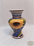 Vaso em ceramica vitrificada decorada com flores girassois.Medida 21cm x 10cx de diametro