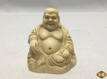 Escultura de Buda sentado em resina. Medindo 7,5cm de altura.