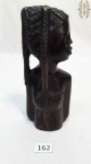 Escultura  em madeira Africana representando mulher . Medidas: 16 cm de altura .