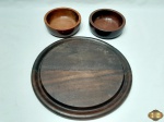 Lote de tabua para corte e 2 petisqueiras bowl em madeira. Medindo a tabua 27cm de diâmetro.