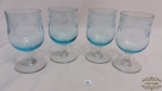 4 taças para vinho em vidro azul lapidadas com flores.Medidas: 13 cm de altura 7 cm diametro . 1 delas apresenta  pequeno bicado na borda