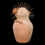 NENÊ CAVALCANTI  "Boneca de Cabelo Espetado". Escultura de barro policromado. 20 x 12 x 11 cm. Maria das Neves Cavalcanti Moreira, mais conhecida por Nenê Cavalcanti, nasceu em Alagoa Nova, interior da Paraíba. Foi à capital para estudar e formou-se primeiro em Enfermagem e depois em Pedagogia, mas o que definiu seu destino profissional foi o curso de Educação Artística, a partir do qual passou a dedicar-se exclusivamente às artes plásticas. Em suas esculturas em argila utiliza materiais como pregos, parafusos, arames farpados, molas, pedras semipreciosas, porcelanato, com um resultado bastante original. Nenê busca também no barro uma forma natural de colorir suas peças, pois sua queima em um forno específico para cerâmica faz com que ele mude de tonalidade e se transforme em tons de vermelho, branco, amarelo, rosa etc. Os temas recorrentes em sua obra são as mulheres e os anjos. Suas obras são encontradas em diversas regiões do país, tendo a artista participado de inúmeras exposições.