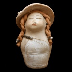 NENÊ CAVALCANTI - "Boneca de Tranças". Escultura em barro. 19 x 12 x 9 cm. Maria das Neves Cavalcanti Moreira, mais conhecida por Nenê Cavalcanti, nasceu em Alagoa Nova, interior da Paraíba. Foi à capital para estudar e formou-se primeiro em Enfermagem e depois em Pedagogia, mas o que definiu seu destino profissional foi o curso de Educação Artística, a partir do qual passou a dedicar-se exclusivamente às artes plásticas. Em suas esculturas em argila utiliza materiais como pregos, parafusos, arames farpados, molas, pedras semipreciosas, porcelanato, com um resultado bastante original. Nenê busca também no barro uma forma natural de colorir suas peças, pois sua queima em um forno específico para cerâmica faz com que ele mude de tonalidade e se transforme em tons de vermelho, branco, amarelo, rosa etc. Os temas recorrentes em sua obra são as mulheres e os anjos. Suas obras são encontradas em diversas regiões do país, tendo a artista participado de inúmeras exposições.