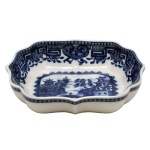 Covilhete de porcelana apresentando decoração em azul e branco. No verso as inscrições: OR * Oficina Real. Coleção Macau. China Azul. Séc. XX. 10.5 x 13 cm.
