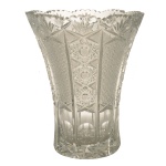 Vaso de cristal europeu lapidado em acantos e estrela e borda serrilhada em formato de corneta / 23 x 18 cm.
