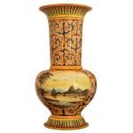 Grande vaso em faiança brasileira, de formato globular e borda revirada, decorado em policromia sobre fundo em tons amarelos. Bojo policromado e esmaltado decorado com pinturas de paisagens iconográfica do Rio de Janeiro colonial (Baía de Guanabara e Largo de São Francisco), flores de acanto e detalhes na cor azul cobalto. No verso, marca do famoso ceramista Luiz Salvador - Itaipava  Rio de Janeiro. 81 x 42 cm.Há 60 anos a fio, entram pelos portões de um galpão no bairro de Madame Machado, em Itaipava, cerca de nove toneladas de argila por mês. Num passe de mágica, que pode durar mais de 30 dias, essa montanha bruta de barro com minerais se transforma, adquirindo outros contornos. Da Cerâmica Luiz Salvador saem pratos com flores delicadas, pássaros com detalhes de ouro e prata e vasos multicoloridos com pinturas que demoram até dois dias para serem traçadas. O trabalho todo é feito devagar, com esmero e sem pressa para acabar. E é assim desde os tempos do fundador que dá nome à fábrica, um pintor português que misturou samba com fado e incorporou as cores do Brasil ao tradicional azul da faiança (similar à porcelana) lusitana.