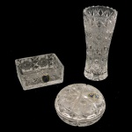Conjunto de três peças em cristal da Bohemia, constando de vaso de flores (20 cm), caixa circular (8 x 12 cm) e caixa retangular (5 x 12 x 9 cm). Apresentam selo da `Cristallerie`. Acondicionadas em estojo original. 