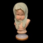 Estatueta em porcelana francesa representando busto de menina com véu na cabeça, apoiado em base circular com a inscrição `Hiver`. No verso, marca da manufatura Gille Jeune - Vion et Baury Paris (1836-1889). 20 x 8 cm.