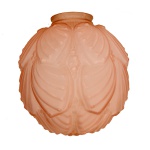 Cúpula ou plafonier para luminária de teto, Art Déco, em cristal de cor salmão, de formato globular ornada por folhagens moldadas em leve relevo. 59 cm. Bocal com 10 cm.