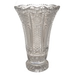 Vaso de cristal europeu lapidado, borda ondulada e serrilhada e base circular. 32 x 21 cm.