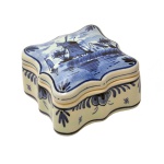 Caixinha holandesa em porcelana, de formato quadrangular, decorada em azul com paisagem holandesa e moinho em beira de rio. No verso, marca da manufatura de Delft. 6 x 9 cm.