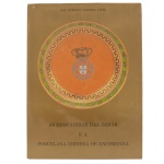 AS COMPANHIAS DAS ÍNDIAS E A PORCELANA CHINESA DE ENCOMENDA. Autor: Jose Roberto Teixeira Leite. Utilizando de uma linguagem despretensiosa e acima de tudo didática este livro é o primeiro no idioma português a estudar panoramicamente este importante capítulo da arte decorativa e das relações entre o oriente e o ocidente. Capa dura, 256 páginas, mais de 80 ilustrações coloridas e cerca de 70 em preto e branco, 1986.