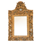 Espelho de parede com moldura retangular em madeira dourada e lavrada, realçada por pequenos espelhos e frontão arqueado. Francês ?? 69 x 41 cm.  