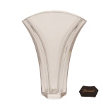 BACCARAT - `Modelo Ginkgo` - Vaso de cristal francês translucido da `Maison Baccarat`. Apresenta selo da `Cristallerie` na base. 8 x 13 cm.