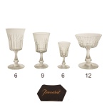 BACCARAT - Serviço de tacas de cristal francês translucido da Maison Baccarat. Apresenta selo da Cristallerie. Constando de 33 peças, sendo: 6 taças p/ vinho tinto (15 cm), 9 taças p/ vinho branco (12 cm), 6 taças p/ licor (10 cm  3 com bicado) e 12 p/ champagne (13 cm).