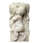 Escultura em mármore de Carrara, apresentando bebê, deitado, nu, entre cobertas e tecidos. Belíssimo panejamento e delicadeza no trato da figura humana. Europa. 35 x 16 x 18 cm. 
