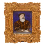 `Retrato de Navegador Português`. Pintura em esmaltes policromados sobre placa de cobre. Séc. XIX. Med. 17 x 14 cm (MI). 28 x 24 cm (ME). Etiquetas de colecionadores no verso.