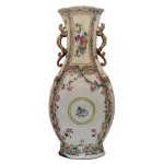 Grande vaso de porcelana chinesa da Companhia das Índias, de formato balaústre, decorado em policromia de esmaltes da Família Rosa com adornos florais. Alças laterais no feitio de dragões. 73 x 34 x 20 cm.