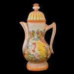 Grande bule em porcelana italiana Capodimonte, decoração floral em cores diversas com predominância de amarelo e laranja sobre fundo branco. Tampa em caneluras. 44 x 25 x 21 cm / bocal 12,5 cm.