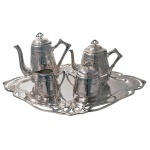 WMF - "Art Nouveau" - Serviço para chá e café de metal espessurado a prata. Alemanha. Séc. XX. Constando de 5 peças, sendo: tabuleiro (53 x 36 cm), bule p/ café (20 cm), bule p/ chá (17 cm), leiteira (9 cm) e açucareiro (13 cm).