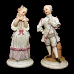 Par de estatuetas em porcelana francesa policromada, representando jovem casal de aristocratas. No verso, marca da manufatura de Gille Jeune em Paris. Séc. XIX. 20 x 8 cm.