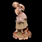Estatueta em porcelana francesa policromada `Vieux Paris` representando moça com gatos. Séc. XIX. 16 x 9 cm.