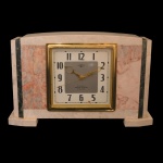 Relógio de mesa em mármore branco, rosa e preto com moldura e ponteiros do mostrador em metal dourado. Marca 2 Jewels Tokyo Clock, 8 Day. 16,5 x 26,5 x 8 cm.