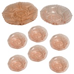 Conjunto para sobremesa, em cristal de cor rosada, constando de uma travessa circular, um bowl fundo e seis tigelas menores, decorados com adornos florais. 30 cm (travessa). 26 cm (bowl). 13 cm (tigelas).