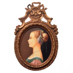 Pintura policromada representando perfil de jovem dama em estilo renascentista, com rica moldura lavrada e dourada. 9 x 7 cm.