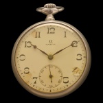 Relógio de bolso da marca Ômega. Na parte interior da tampa, as inscrições `Swiss Made – Fabrication Suisse. Numeração 73529766,5 x 5 cm.