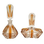 Conjunto de perfumeiros em cristal trasnlucido, realçado por adornos em overlay de cor âmbar (20 x 9 x 7 cm) e caixa (15 x 13 x 8 cm).