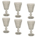 Conjunto de seis copos em cristal com bojos de formato cônico, ornado por estilizações facetadas. Hastes lavradas e pés circulares. 15 cm.