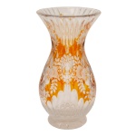 Vaso de cristal da Bohemia, realçado por adornos em overlay de cor âmbar. Séc. XX. 21 x 10 cm. 11 cm (bocal).