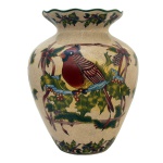 Vaso de porcelana italiana de formato balaústre, decorado em policromia com pássaro e folhagens de azedinho. Borda revirada e ondulada. No verso, marca da manufatura Colleziode. 30 x 22 cm. Bocal 16,5 cm.