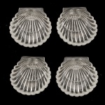 Conjunto de quatro covilhetes na forma de `coquilles`, em cristal translucido. Séc. XX. 10 x 9,5 cm.