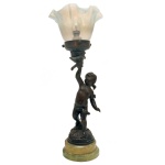 ROUSSEAU, provavelmente Émile Rousseau (ativo 2ª metade do séc. XIX) - Luminária francesa com escultura em bronze representando anjo tocheiro com braço direito segurando tulipa em vidro acetinado. Assinado na base e selo de fundição de Paris. Base circular em ônix verde. 29 cm (escultura). 5 cm (base).