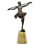 PIERRE LE FAGUAYS (1892-1962). Escola Francesa - Escultura Art Déco em bronze patinado representando Danseuse au Thyrse, criação dos anos de 1925. Assinado. Base em ônix rajado. O pé está colado. 23 X 19 cm (escultura). 9 cm (base).