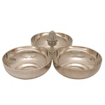 CHRISTOFLE - Petisqueira em metal espessurado a prata. Três `bowls` de forma circular unidos por coluna central, com pega escultórica. Marcas da Maison Christofle. França. Séc. XX. 10 x 23 cm. 