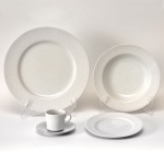 Serviço para jantar de porcelana japonesa apresentando decoração monocromática na cor branco. No verso as inscrições: Sango - China - Japan, Fairbanks. Constando de 55 peças, sendo: 16 pratos de servir (27 cm), 12 pratos fundos (21,5 cm), 12 pratos p/ sobremesa (19,5 cm), 09 xícaras com pires p/ café (11,5 cm), 3 pires p/ café (7 cm), 3 pires p/ chá (17 cm - 1 com bicado).