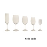 Serviço de taças de cristal translúcido e liso, constando de 30 peças, sendo:6 de cada tamanho: 6 Flutes (22 cm), 6 copos p/ água (21 cm), 6 taças p/ vinho tinto (20 cm), taças p/ vinho branco (19 cm) e 6 taças p/ vinho do Porto.  