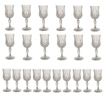 Conjunto vinte e duas taças de cristal europeu. Séc. XIX. Constando de: 12 taças p/ vinho tinto (19 cm) e 10 taças p/ vinho branco (17 cm).