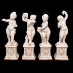 Conjunto de quatro estatuetas em porcelana alemã de cor branca, representando `Putti` com atributos alegóricos, de pé sobre pedestais, simbolizando As Quatro Estações. No verso, marcas da manufatura de Selb (Bavaria), do ateliê de Lorenz Hutschenreuther e etiqueta original numerada. Período da ocupação americana, pós Segunda Guerra Mundial. (Uma peça recolada)