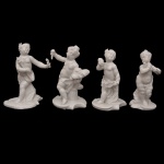 Conjunto de quatro estatuetas em porcelana alemã de cor branca representando crianças com atributos alegóricos, simbolizando As Quatro Estações. Nos versos, marcas da manufatura de Nymphenburg (Baviera) Western Germany – Alemanha Ocidental. Séc. XX. 11 x 6 cm. 