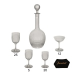 BACCARAT - Serviço de copos de cristal francês Baccarat, modelo Nancy. Constando de 63 peças, sendo: Licoreiro (33 cm), 25 taças para vinho tinto (16 cm), 20 taças para vinho branco (13 cm), 5 taças para água (15 cm) e 12 taças para champagne (12 cm).