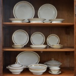 Serviço para jantar de porcelana francesa. Fundo de superfície branco apresentando borda com friso dourado com monograma entrelaçado. No verso as inscrições em Theodore Haviland  Limoges France. Constando de: 61 peças, sendo: 01 sopeira (17 x 17 cm), 01 legumeira (15 x 15 cm), 01 molheira (8 x 18 cm), 01 bowl (9 x 26 m), 01 travessa circular (29 cm), 03 fruteiras (2 de 5 x 21 cm e 1 de 6 x 25 cm), 02 covilhetes (23 cm), 02 travessas ovais (41 e 35 cm), 24 pratos rasos (25 cm), 12 pratos p/ salada (22 cm), 12 pratos p/ sobremesa (19 cm). Lote pertencente ao acervo do Sítio Toca do Tatu, Votorantim, SP.