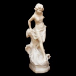 Escola Italiana. Escultura em alabastro de cor marfim, representando figura feminina. Base almofadada e recortada. Assinatura ilegível localizada em Florença. 62 x 24 x 23 cm.