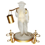 BACCARAT  Porta charutos em cristal incolor satinado, lapidado na forma de figura de camponês em trajes germânicos, adornado com apliques em bronze ormolu. França. Meados do séc.  XX. 22 cm.