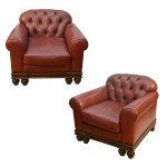 Par de poltronas em couro bordo. Modelo Chesterfield. Assento em capitone. 