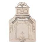 Caixa para chá em prata portuguesa, de formato retangular chanfrado, decorada em gravação com motivos florais estilizados. Tampa encimada por folhagens. Contraste de Lisboa Javali, marca de prateiro e chancela de Leitão & Irmão. 17 x 11 x 5 cm. Peso 465 gramas.
