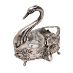 Saleiro de mesa na forma de cisne, sendo o corpo de prata e o recipiente interno de cristal. Marcado 835 ml AB. 8 x 7 cm.